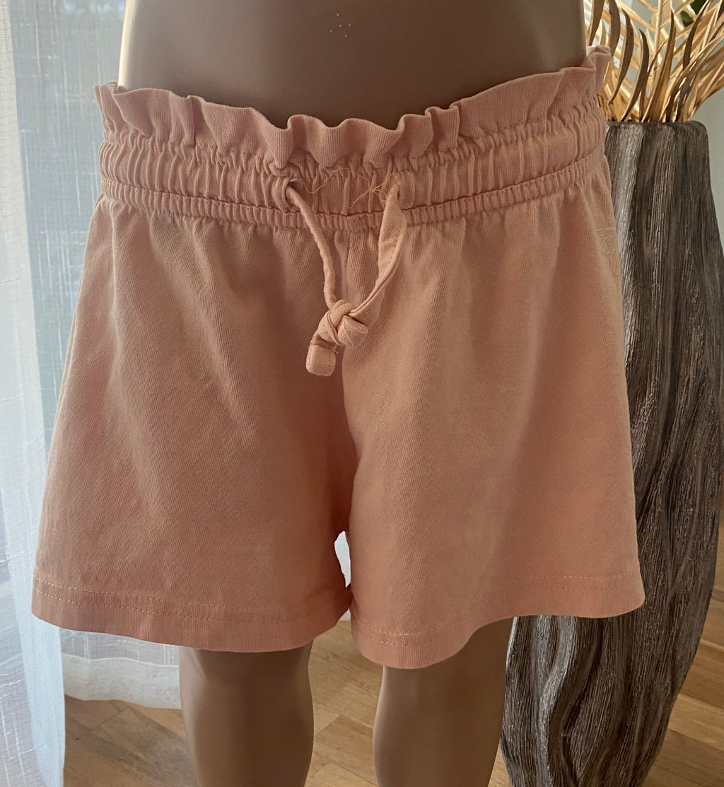 Apricot Mädchen Shorts von Lupilu Größe 86/92 getragen an Puppe mit elastischem Bund und Bindeband