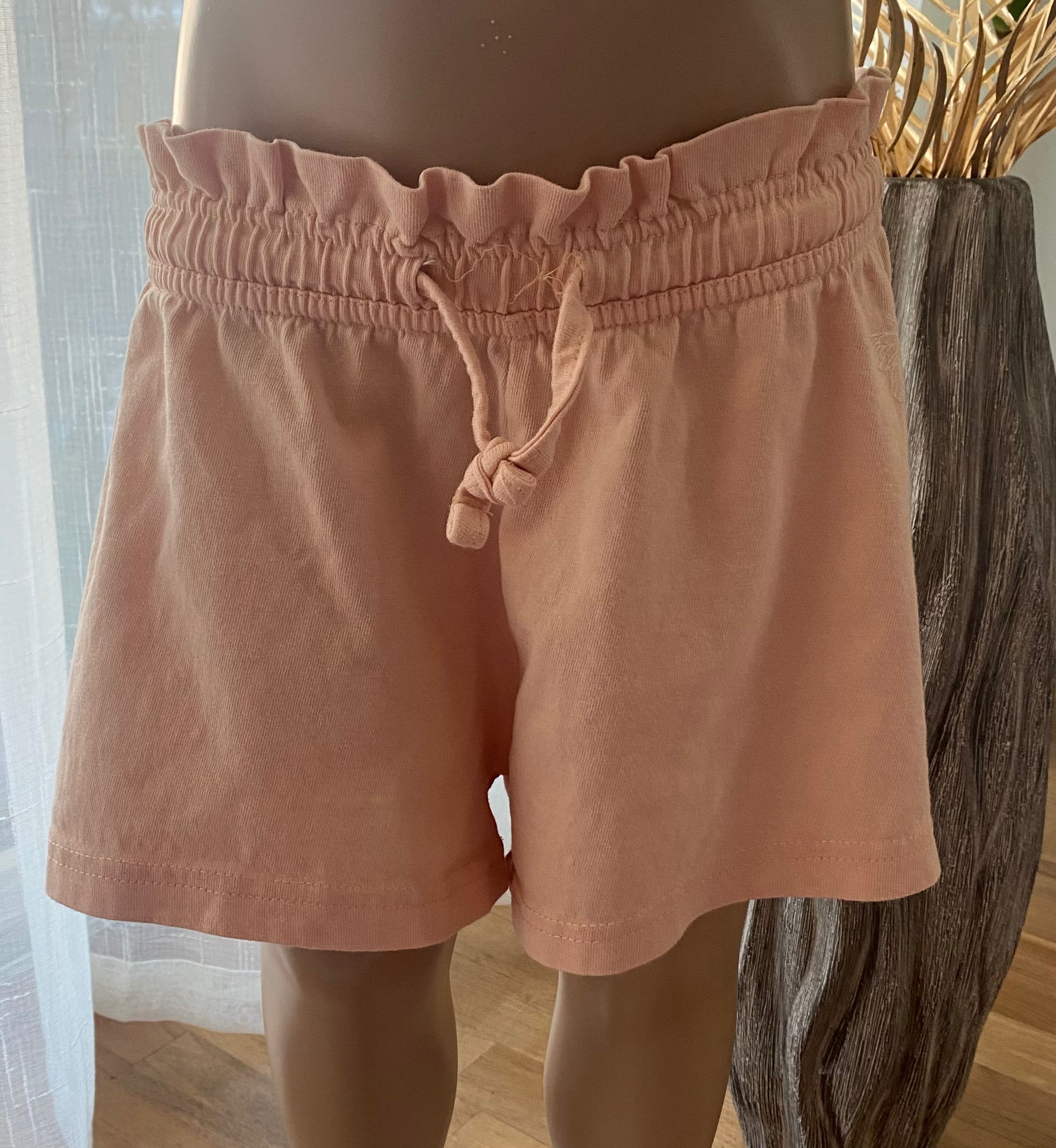 Apricot Mädchen Shorts von Lupilu Größe 86/92 getragen an Puppe mit elastischem Bund und Bindeband