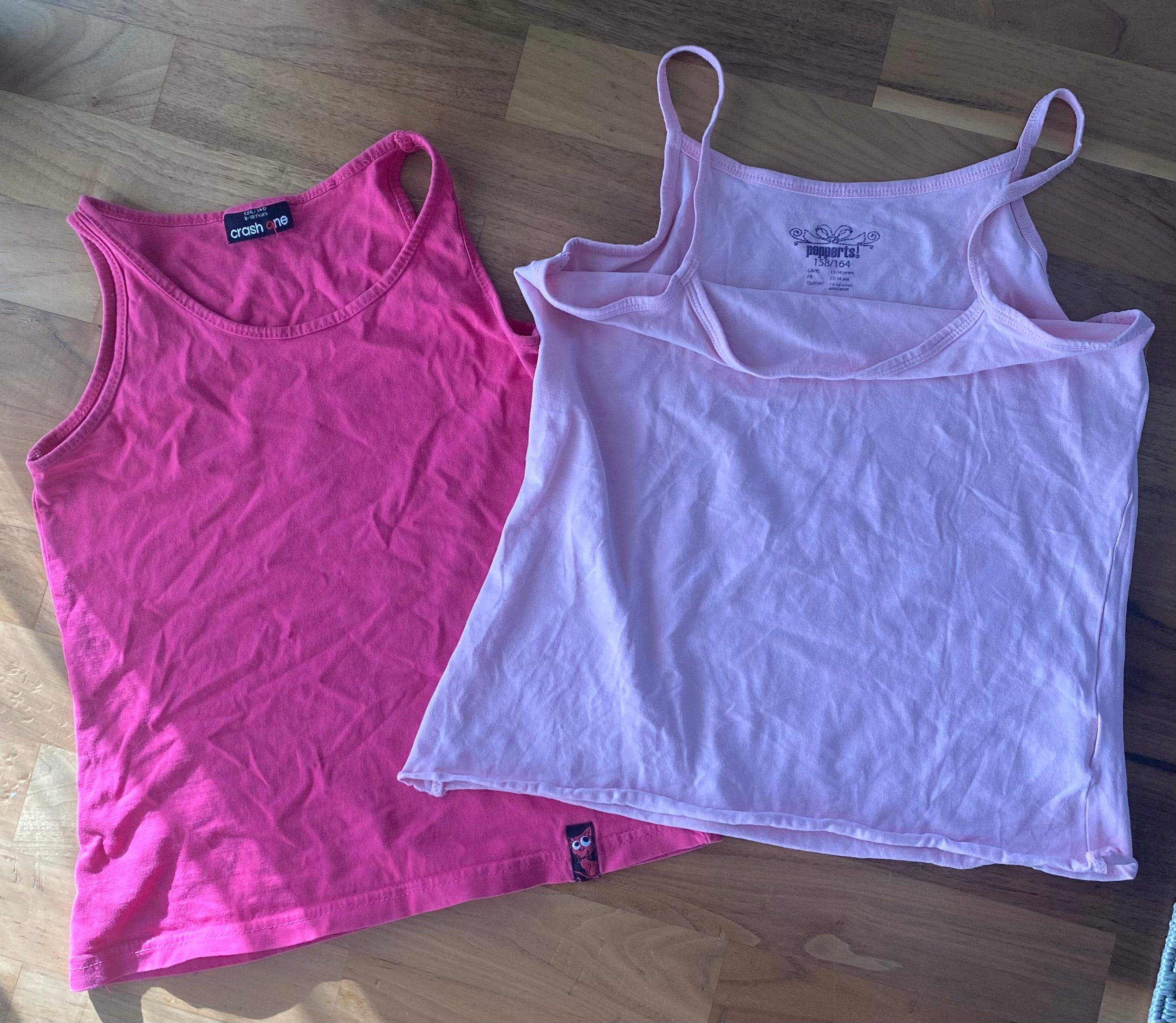 2er Set Mädchen Tops Größe 158 164 pinkes Tanktop und rosafarbenes Spaghettiträger Top auf weißem Hintergrund.