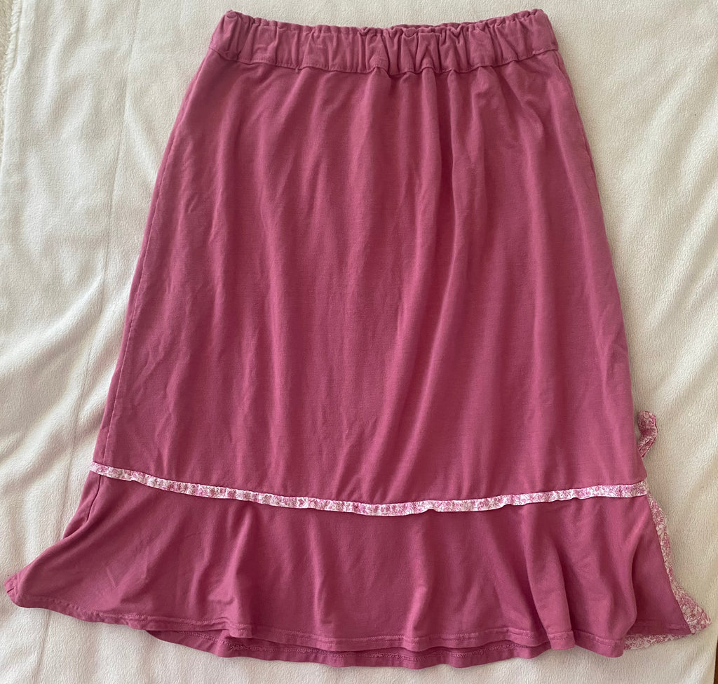 Rosa Mädchen Rock Größe 104 mit elastischem Bund und Volant Saum flach liegend Vorderansicht