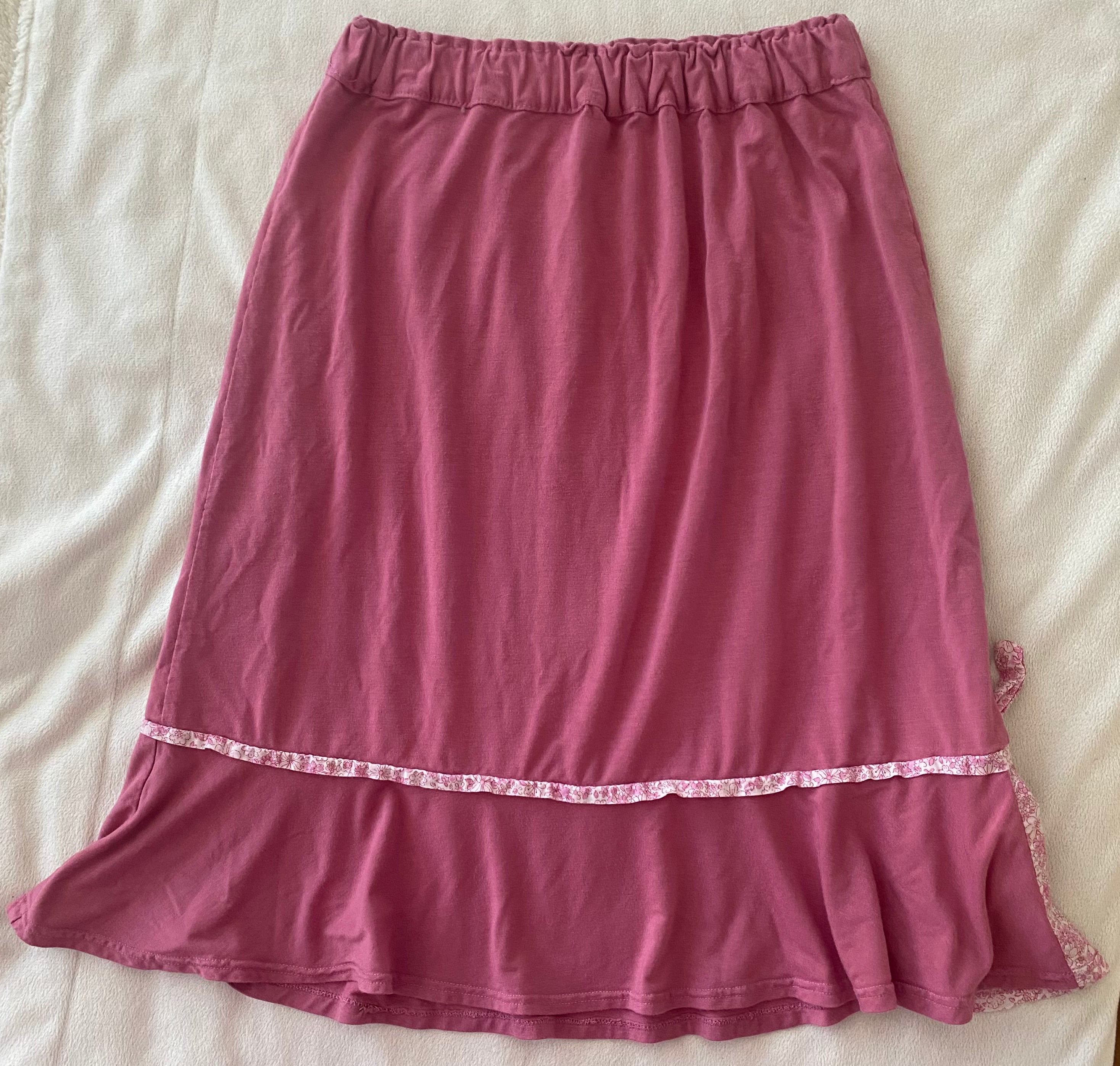 Rosa Mädchen Rock Größe 104 mit elastischem Bund und Volant Saum flach liegend Vorderansicht
