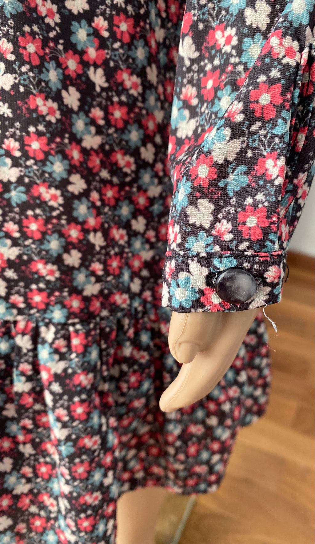 Detailaufnahme des Rockteils mit Volants bei einem floral gemusterten Mädchenkleid