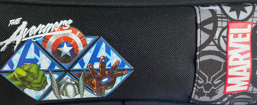 Detailansicht des Marvel Avengers Federmäppchens mit Avengers-Logo