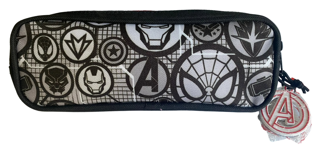 Rückseite des schwarzen Marvel Avengers Federmäppchens mit Superhelden-Motiv