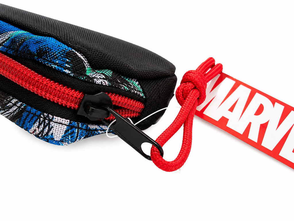 Detailaufnahme eines Marvel Avengers Federmäppchens mit rotem Reißverschluss, roter Kordel und originalem Marvel Anhänger.