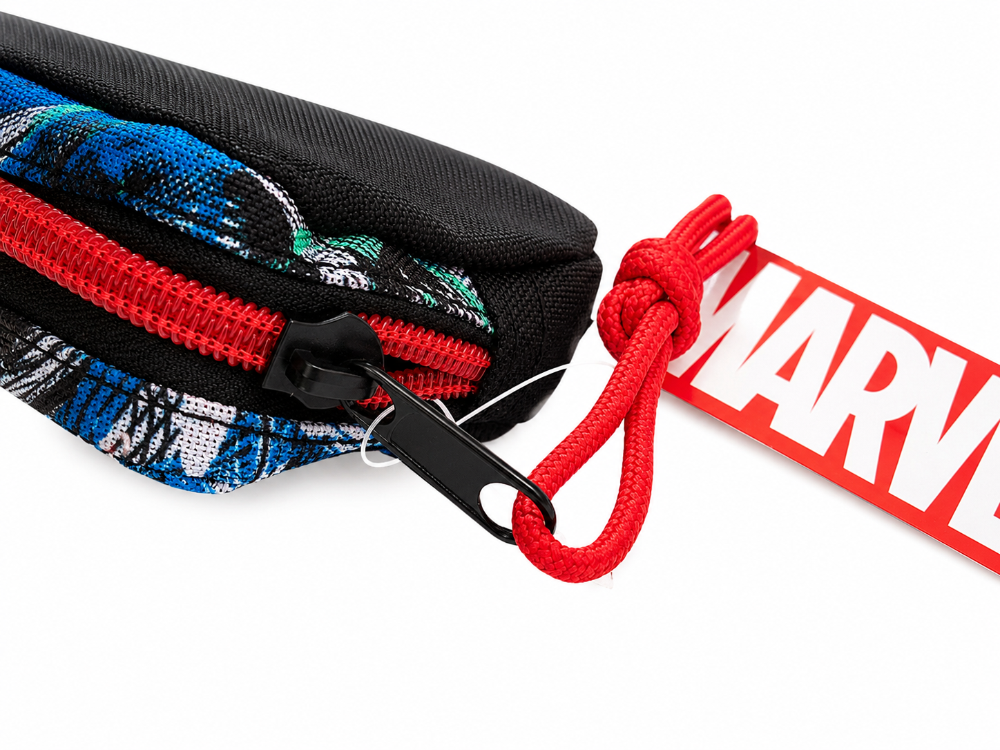 Detailaufnahme eines Marvel Avengers Federmäppchens mit rotem Reißverschluss, roter Kordel und originalem Marvel Anhänger.