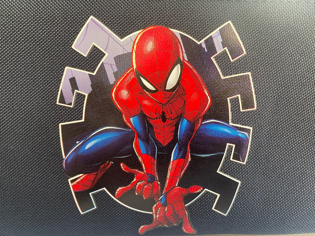 Schwarzes Marvel Spider-Man Federmäppchen mit großem Spider-Man-Motiv Nahaufnahme Logo