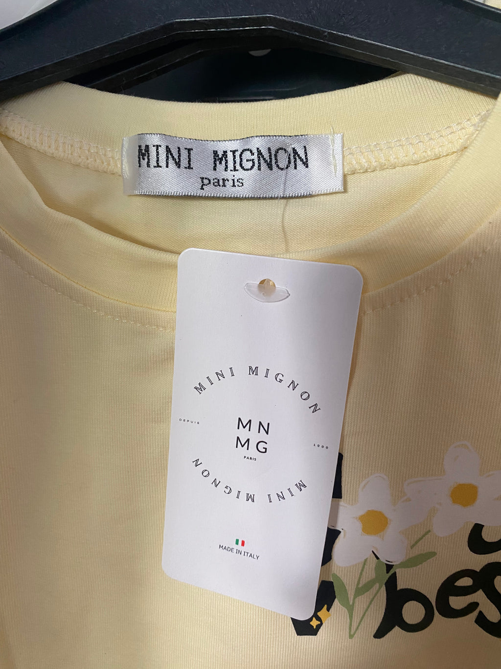 gelbes Mini Mignon Paris T-Shirt mit Good Vibes Blumenprint, Kinder Sommer Shirt kurzarm Label Etikett