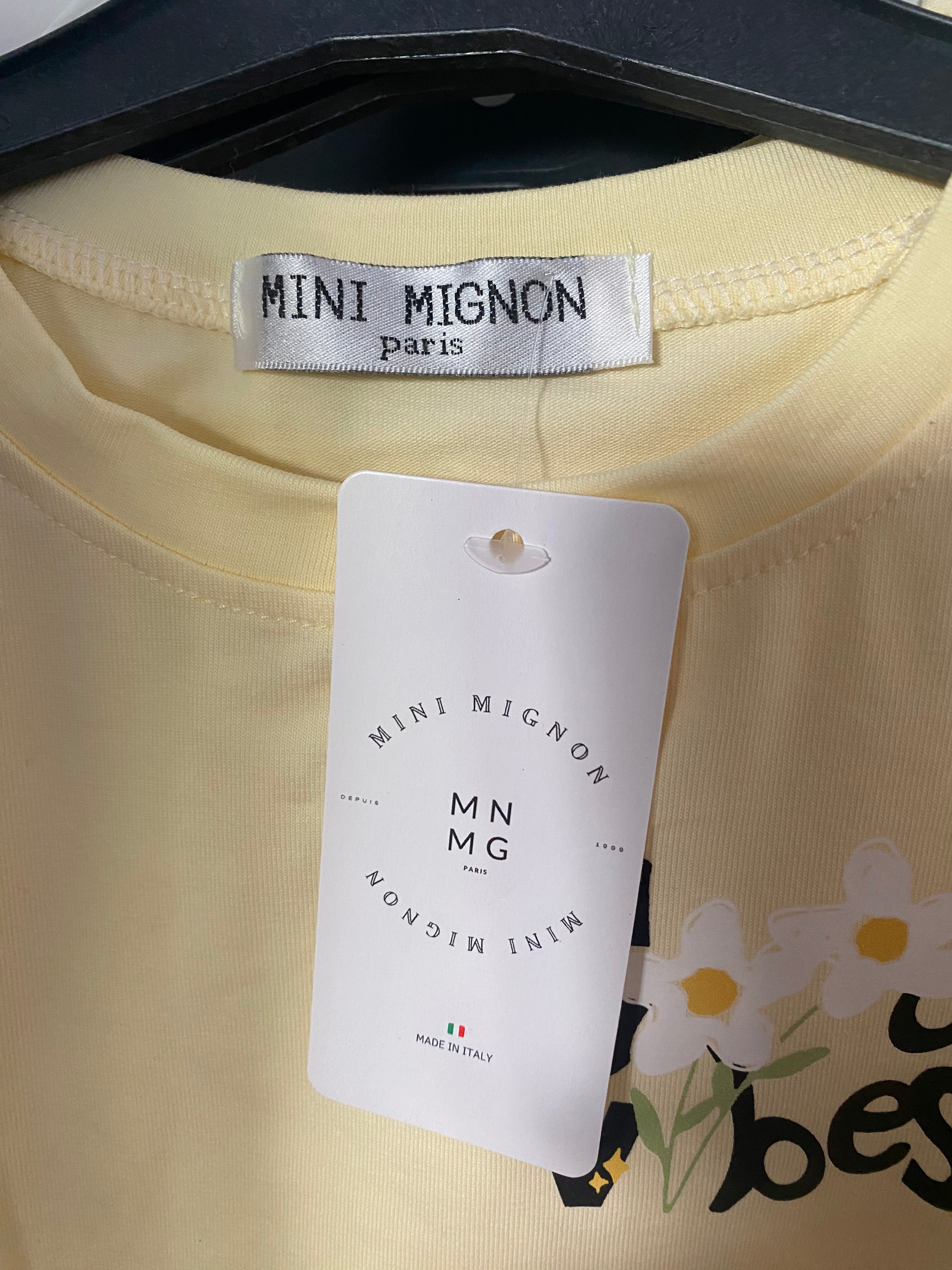 gelbes Mini Mignon Paris T-Shirt mit Good Vibes Blumenprint, Kinder Sommer Shirt kurzarm Label Etikett