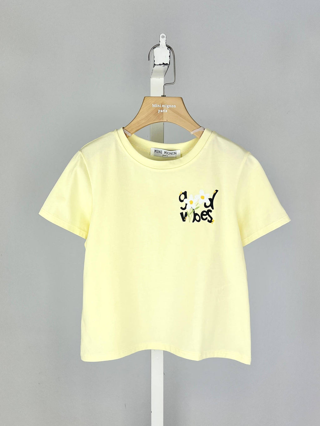 Gelbes Mädchen T-Shirt von Mini Mignon Paris mit Good Vibes Schriftzug und Blumenprint, Kinder Sommer Shirt kurzarm