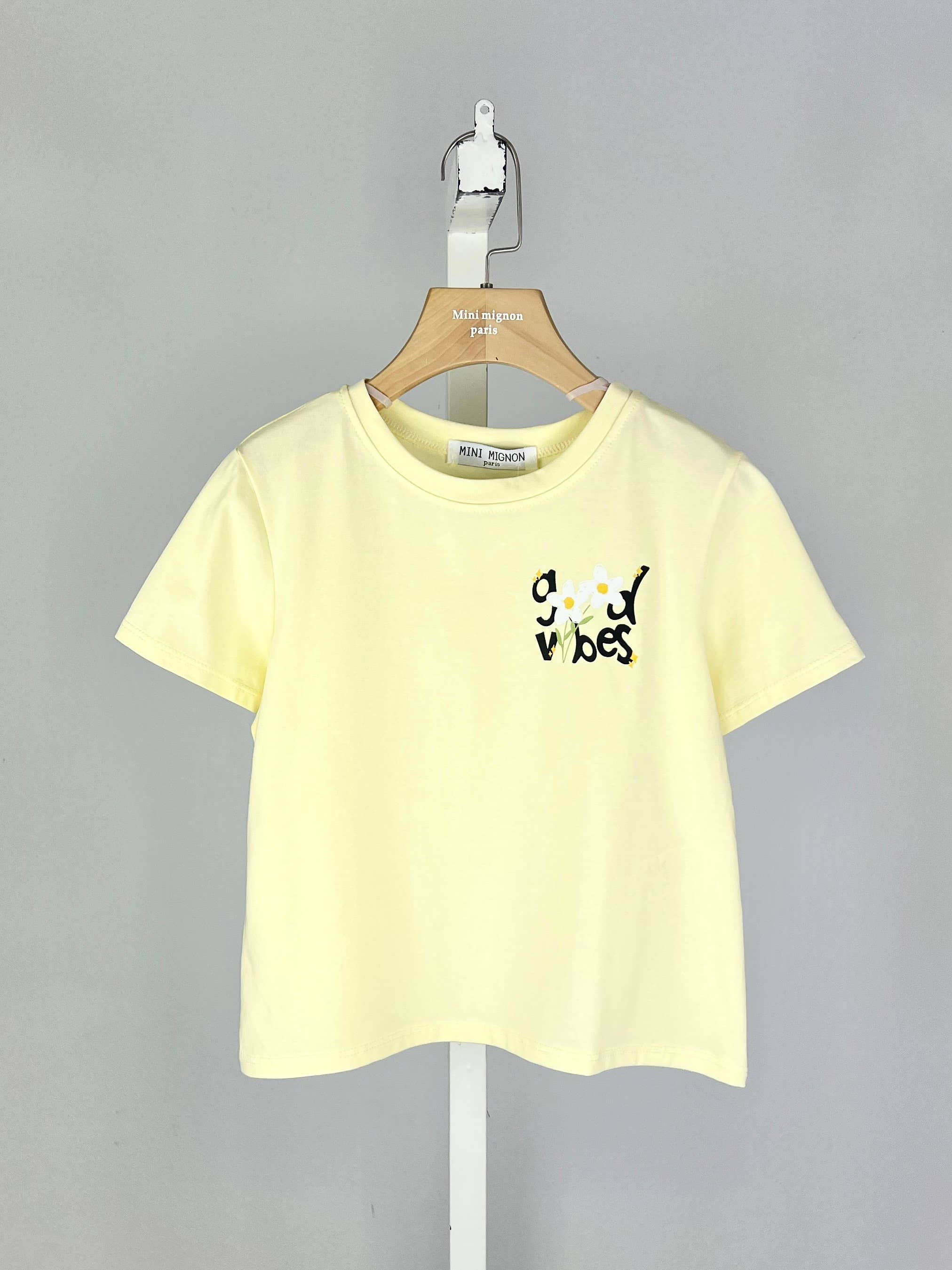 Gelbes Mädchen T-Shirt von Mini Mignon Paris mit Good Vibes Schriftzug und Blumenprint, Kinder Sommer Shirt kurzarm