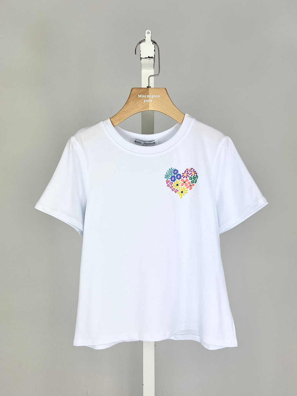 Weißes Mädchen T-Shirt von Mini Mignon Paris mit buntem Blumen-Herz Print auf der Brust, französische Marke, Made in Italy