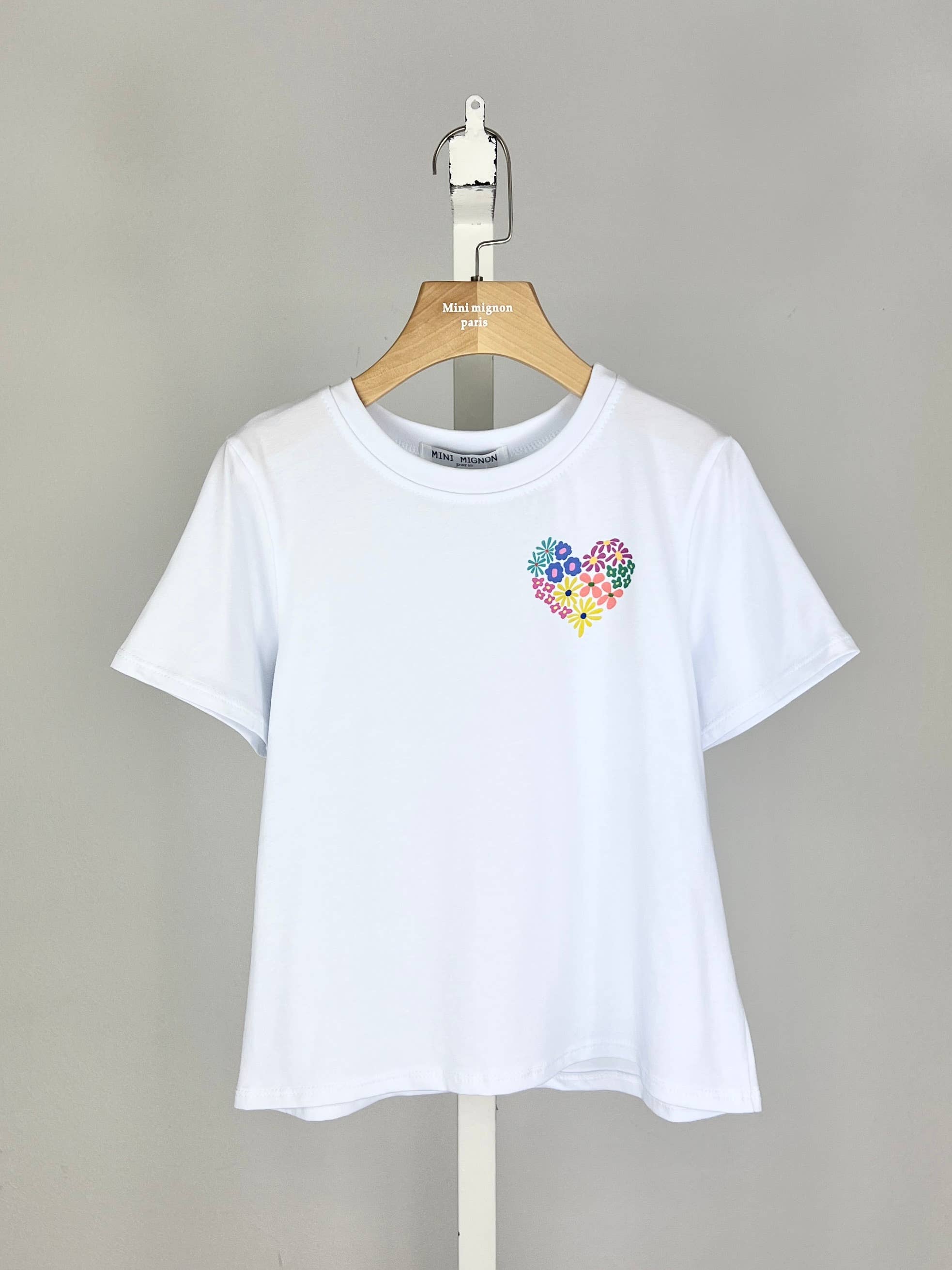 Weißes Mädchen T-Shirt von Mini Mignon Paris mit buntem Blumen-Herz Print auf der Brust, französische Marke, Made in Italy