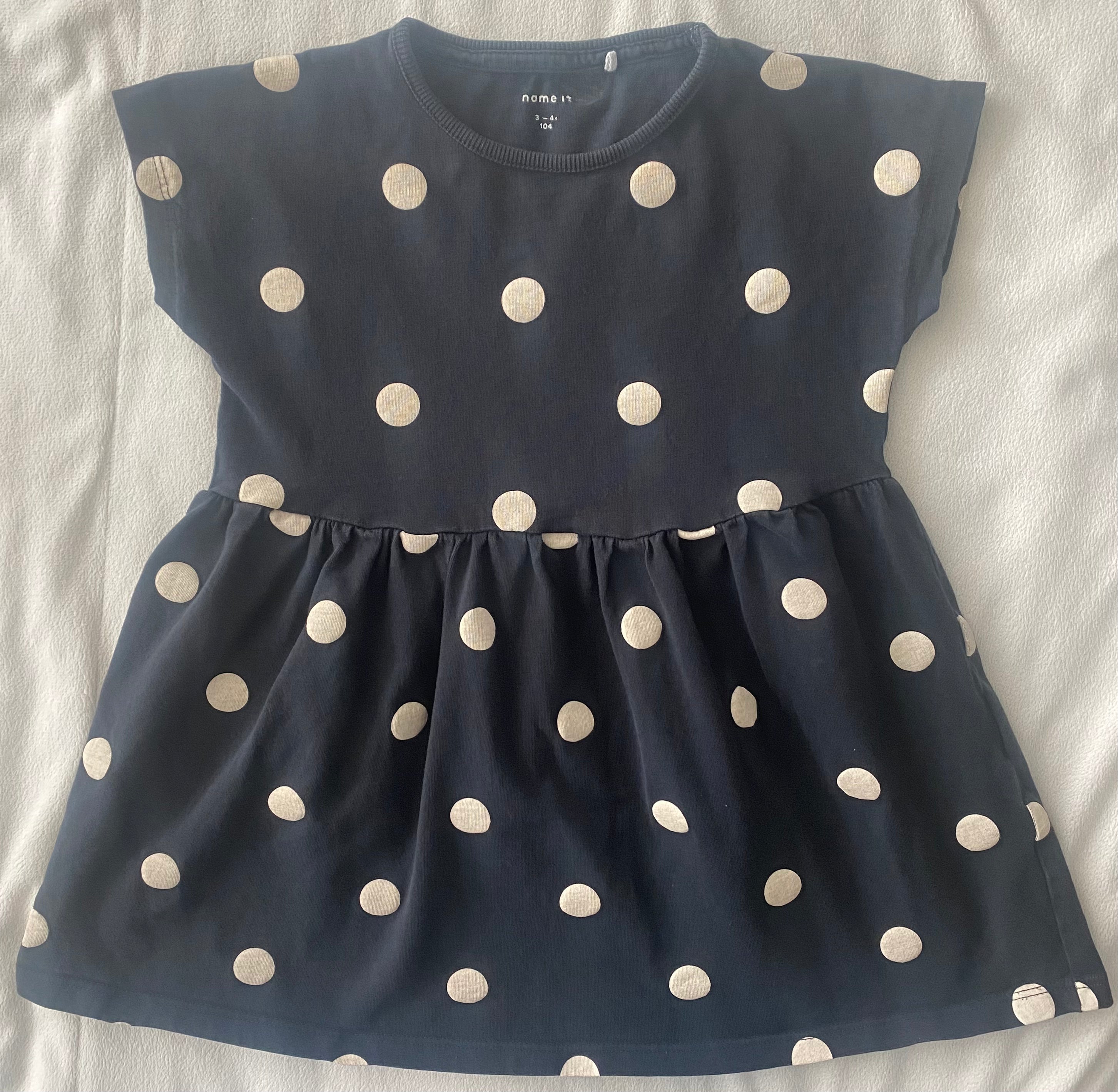 Detailaufnahme Name it Kleid Größe 104 Punkte Muster Rundhals kurzarm Kinderkleid