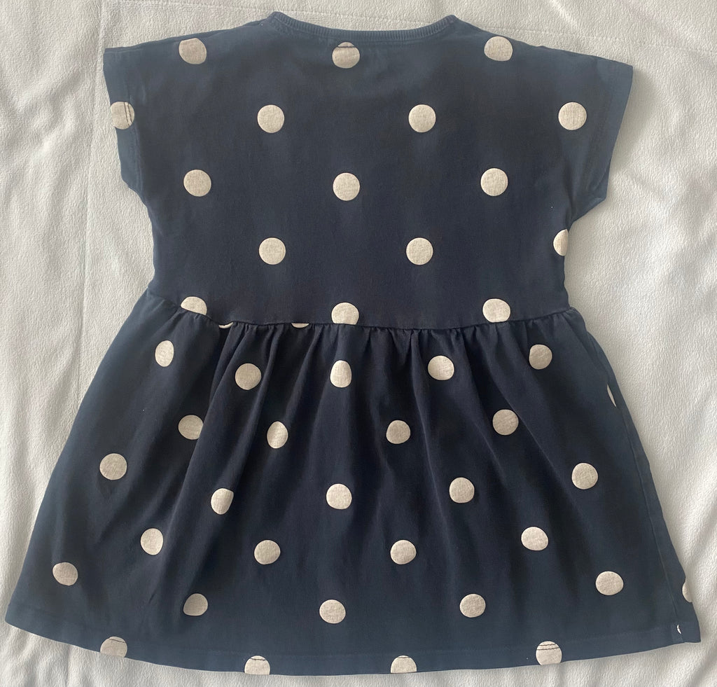 Name it Mädchen Kleid Größe 104 Rückseite navy blau mit weißen Punkten locker fallend