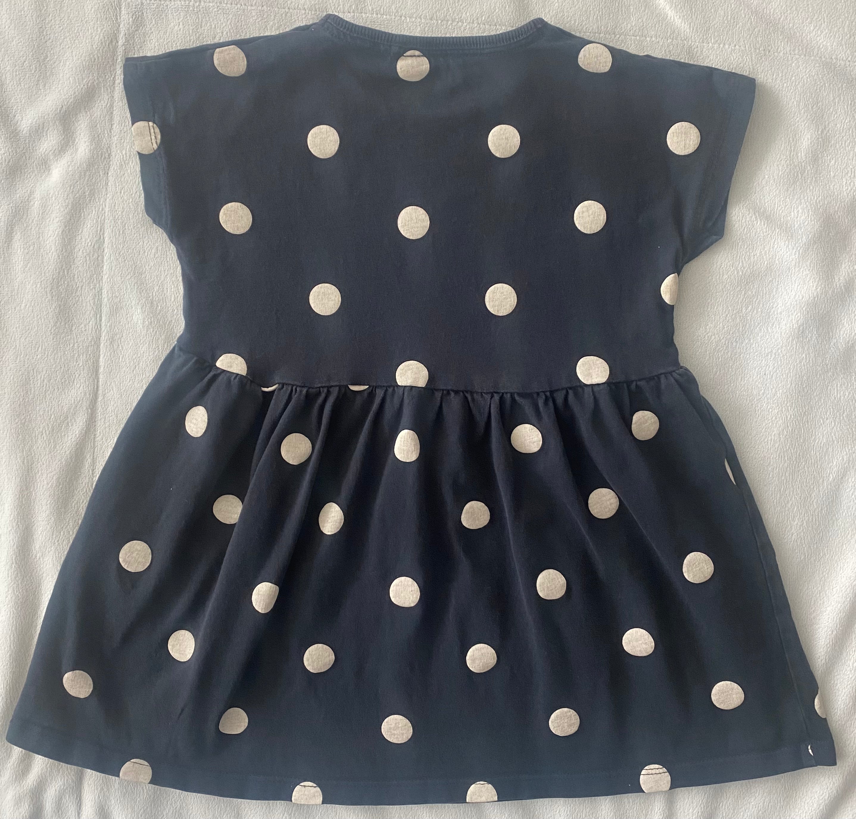 Name it Mädchen Kleid Größe 104 Rückseite navy blau mit weißen Punkten locker fallend