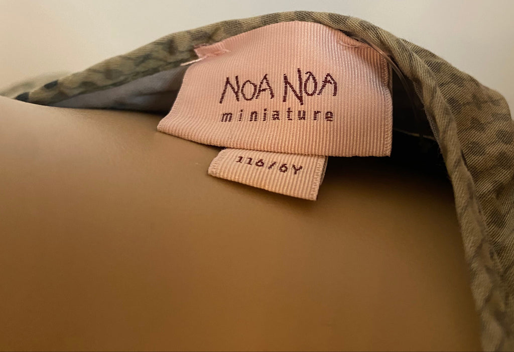 Noa Noa Mädchen Kleid in Grün mit Muster Größe 116 Markenlogo