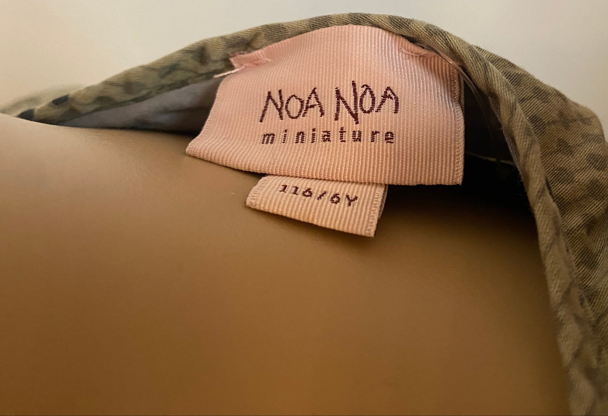 Noa Noa Mädchen Kleid in Grün mit Muster Größe 116 Markenlogo