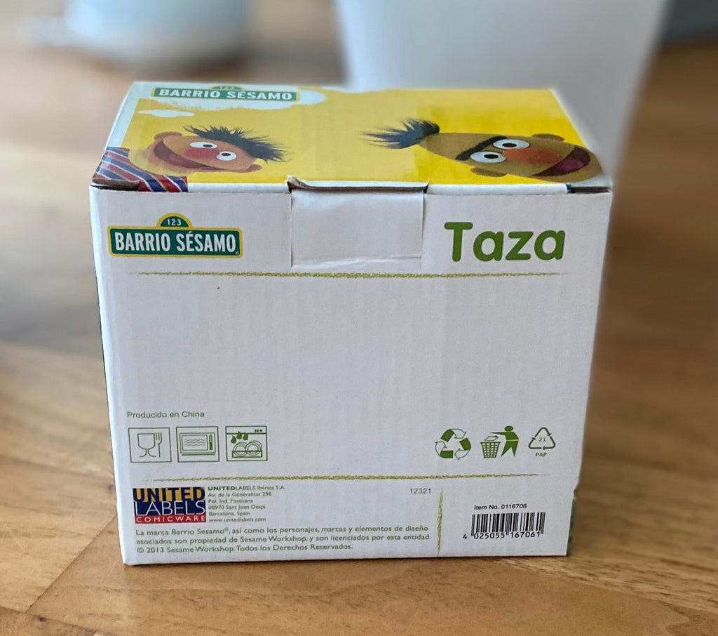 Sesamstraße Tasse mit Krümelmonster Motiv in Originalverpackung auf weißem Hintergrund. Rückseite
