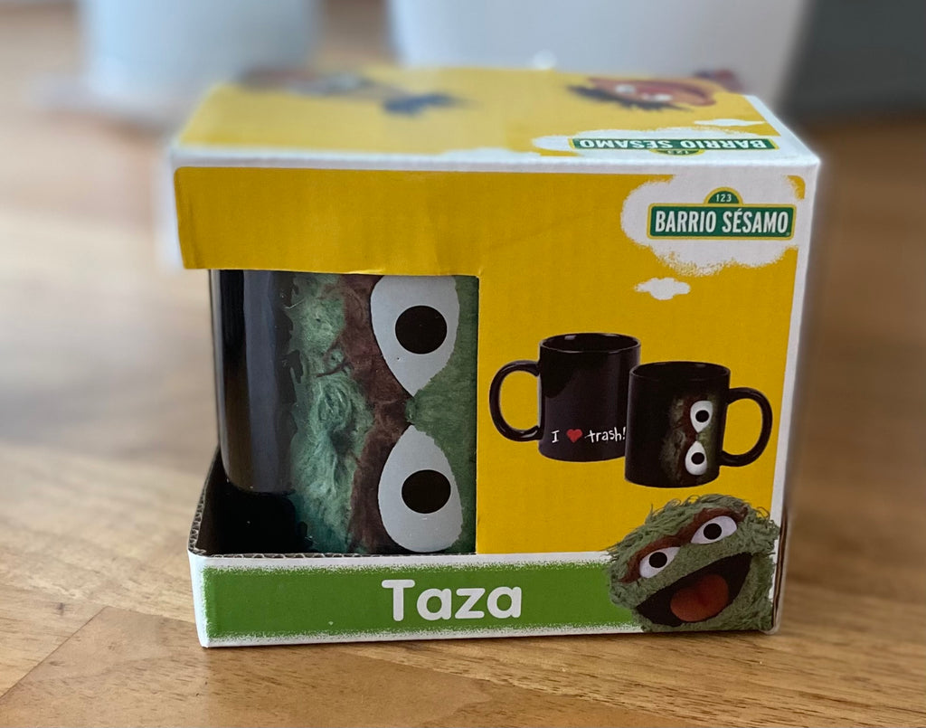 Sesamstraße Tasse mit Krümelmonster Motiv in Originalverpackung auf weißem Hintergrund. Vorderseite