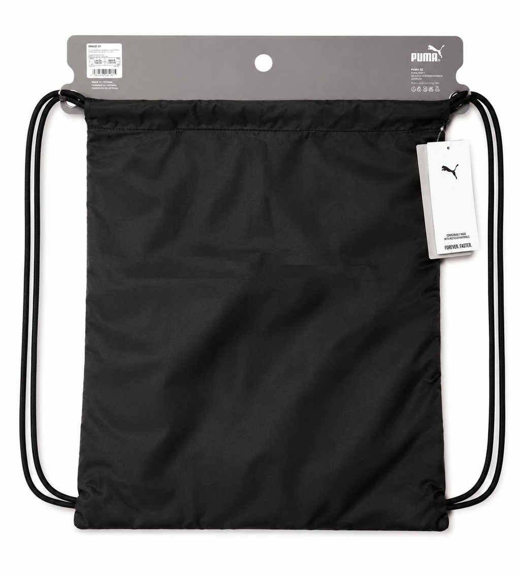 Detailaufnahme eines schwarzen PUMA Gym Sacks mit Fußball-Motiv, grünem PUMA Logo und großem weißen PUMA Schriftzug Rückseite