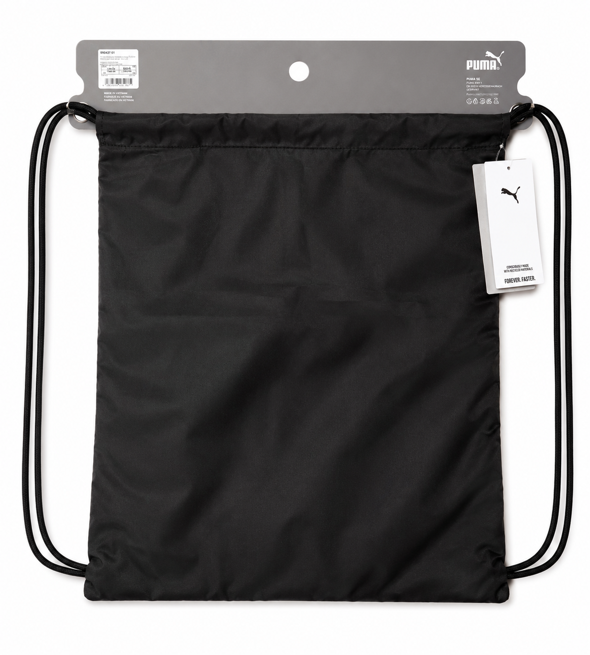 Detailaufnahme eines schwarzen PUMA Gym Sacks mit Fußball-Motiv, grünem PUMA Logo und großem weißen PUMA Schriftzug Rückseite