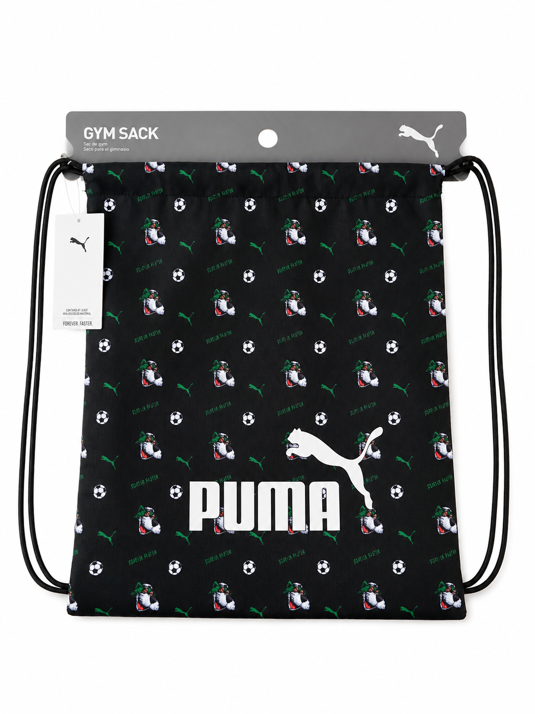 Detailaufnahme eines schwarzen PUMA Gym Sacks mit Fußball-Motiv, grünem PUMA Logo und großem weißen PUMA Schriftzug Vorderseite
