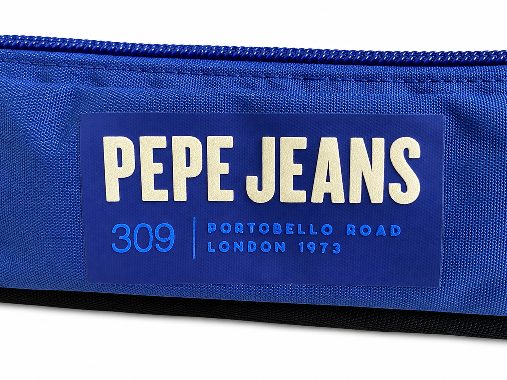 Pepe Jeans Federpenal in Grau mit blauem Reißverschluss und PEPE JEANS Logo Vorderansicht Detailaufnahme