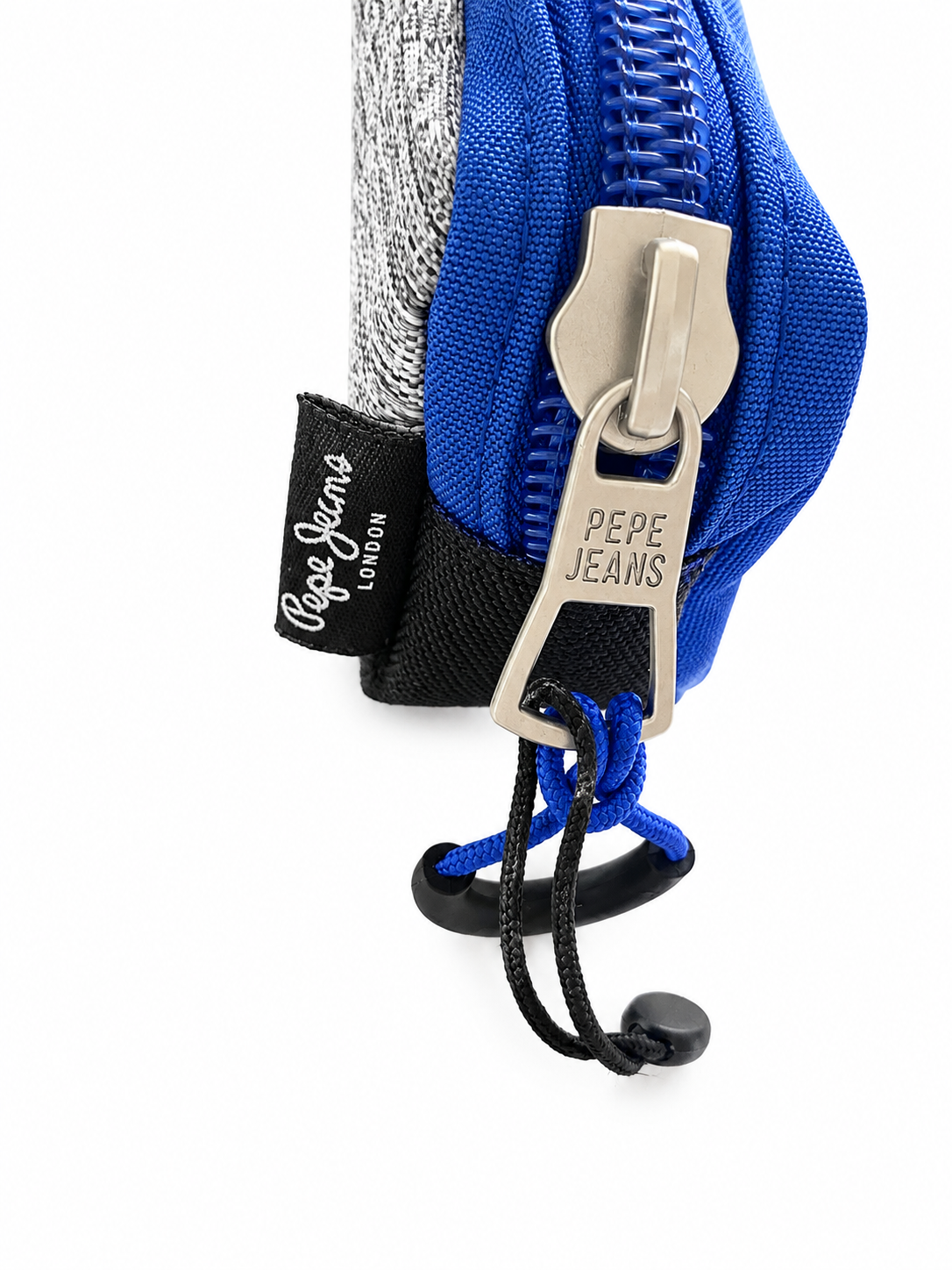Detailaufnahme des Pepe Jeans Reißverschlusses mit PEPE JEANS Anhänger, Kordel und Markenetikett