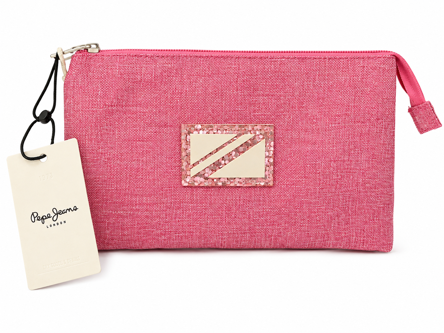 Rückseite der rosa Pepe Jeans London Kosmetiktasche mit dekorativem Markenemblem und Anhänger