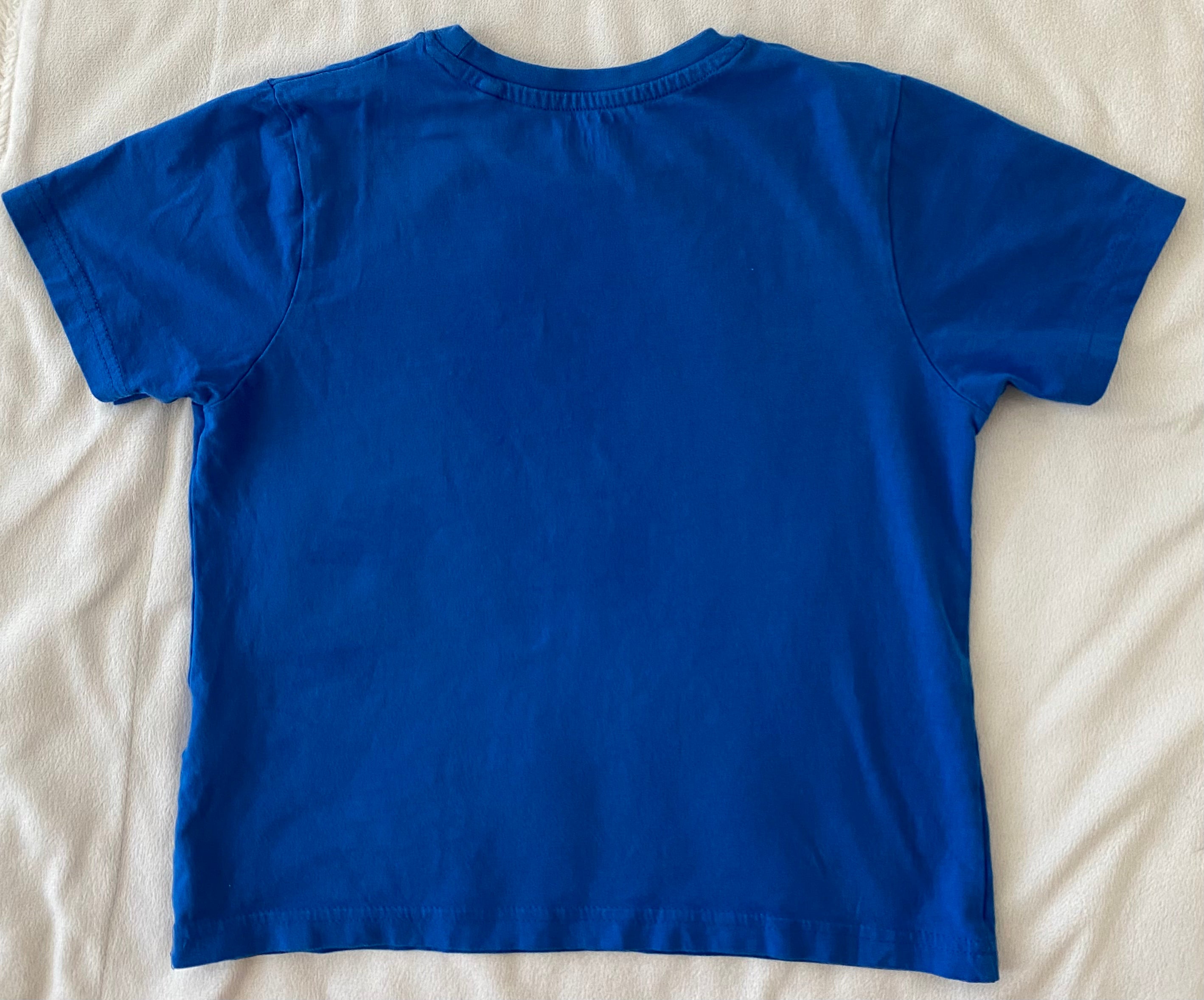 Rückseite eines blauen Jungen T-Shirts von Pepperts Größe 122/128, schlichtes Basic Shirt ohne Aufdruck