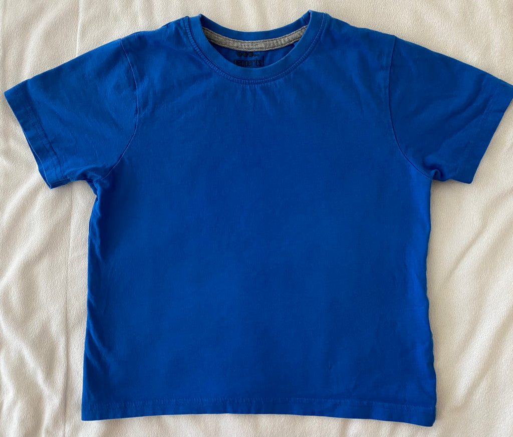 Blaues Jungen T-Shirt von Pepperts Größe 122/128, Vorderansicht flach liegend, schlichtes Kurzarm Baumwollshirt
