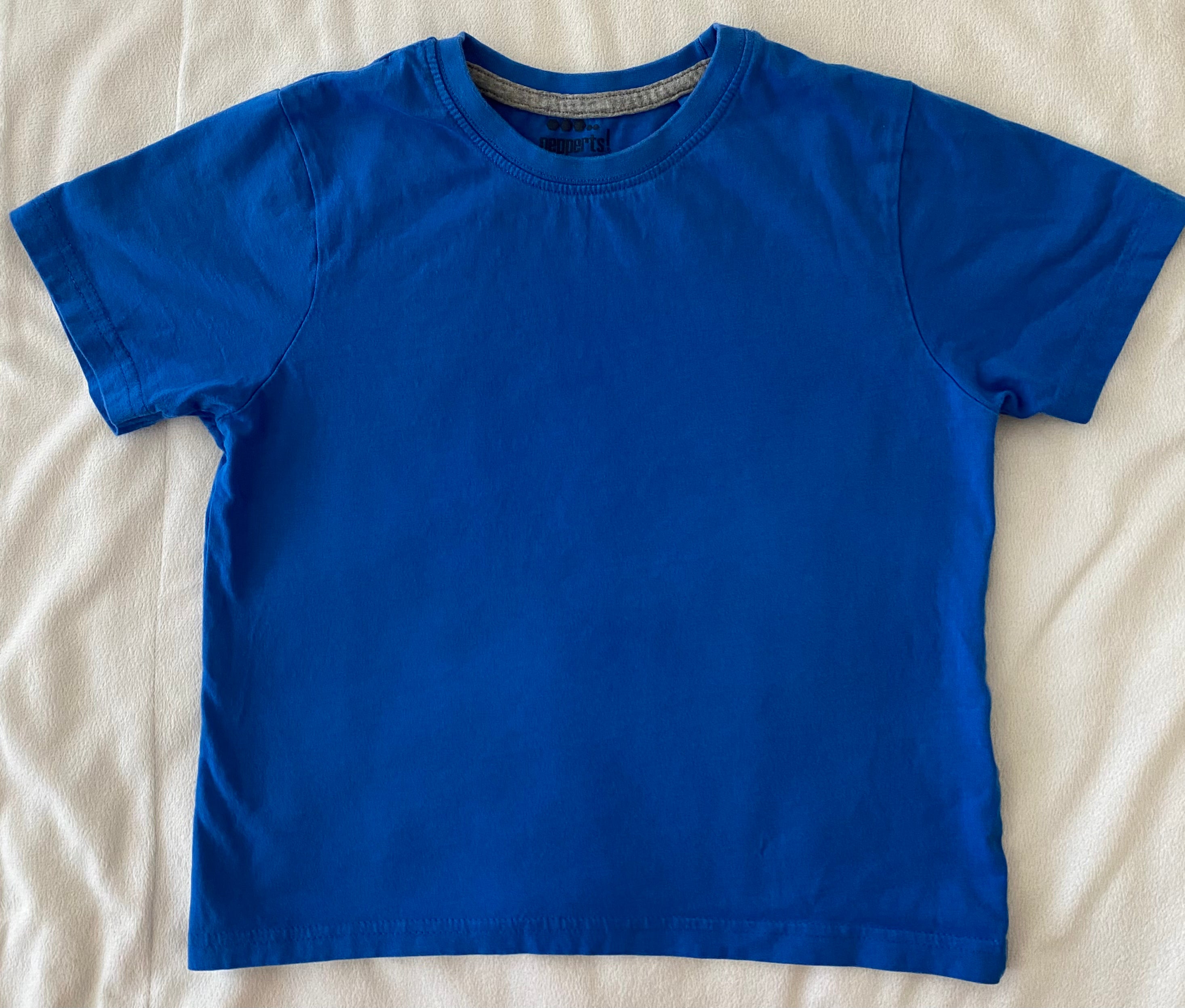 Blaues Jungen T-Shirt von Pepperts Größe 122/128, Vorderansicht flach liegend, schlichtes Kurzarm Baumwollshirt