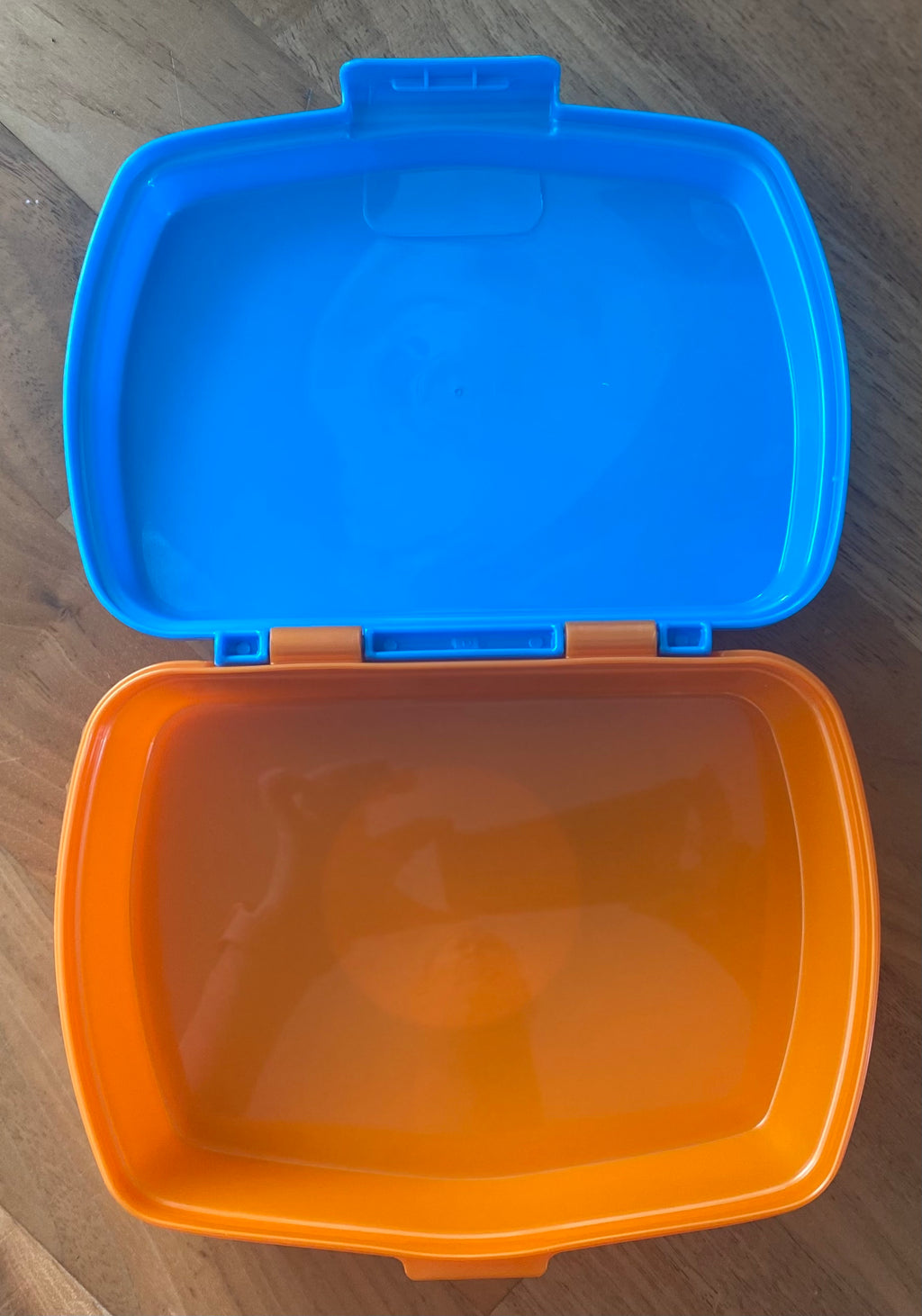Pokémon Snackbox mit Pikachu, Schiggy, Glumanda, Bisasam, Mauzi und Plinfa auf Holztisch fotografiert Innenseite