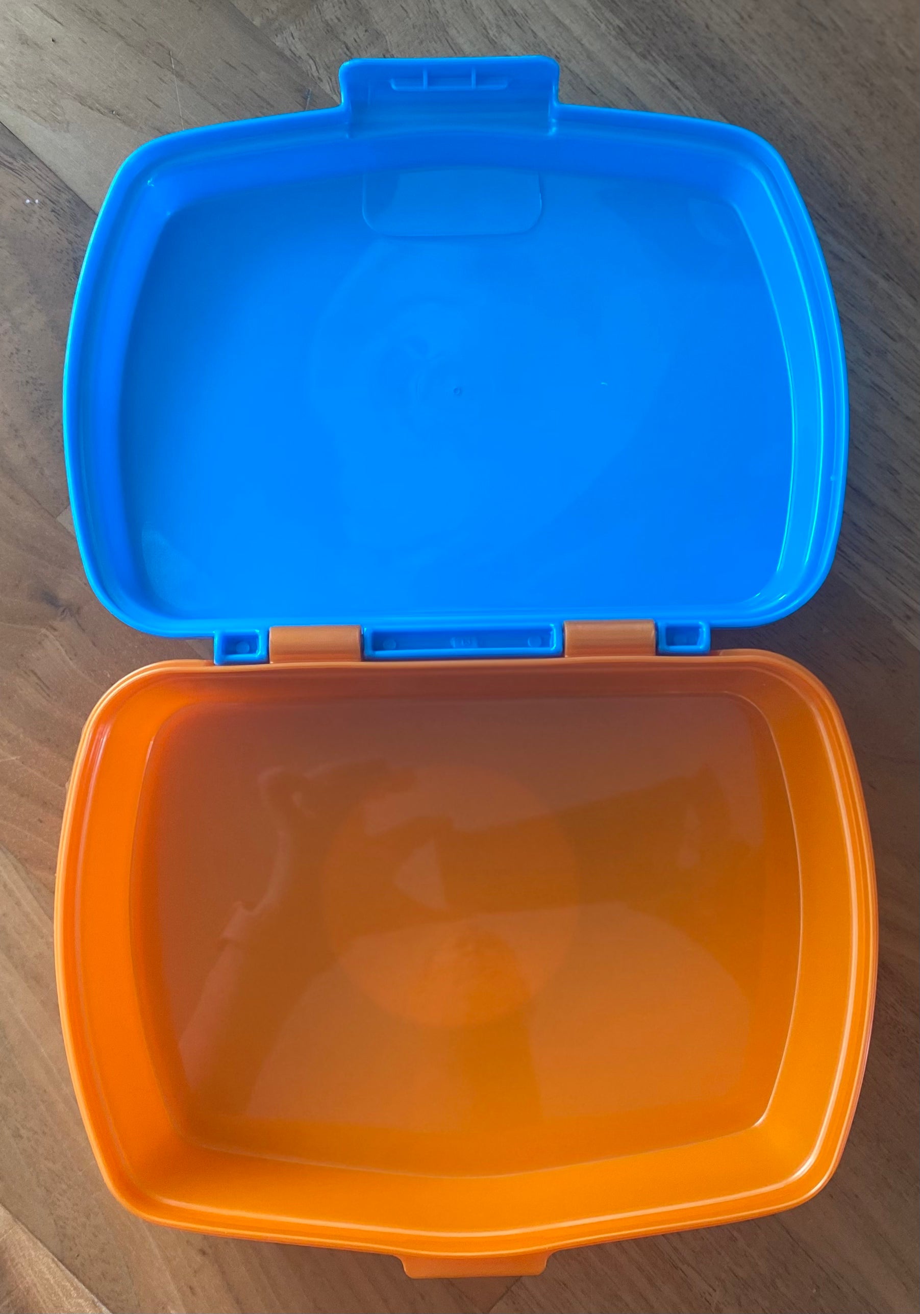 Pokémon Snackbox mit Pikachu, Schiggy, Glumanda, Bisasam, Mauzi und Plinfa auf Holztisch fotografiert Innenseite