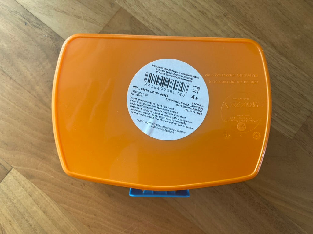 Pokémon Snackbox mit Pikachu, Schiggy, Glumanda, Bisasam, Mauzi und Plinfa auf Holztisch fotografiert Rückseite