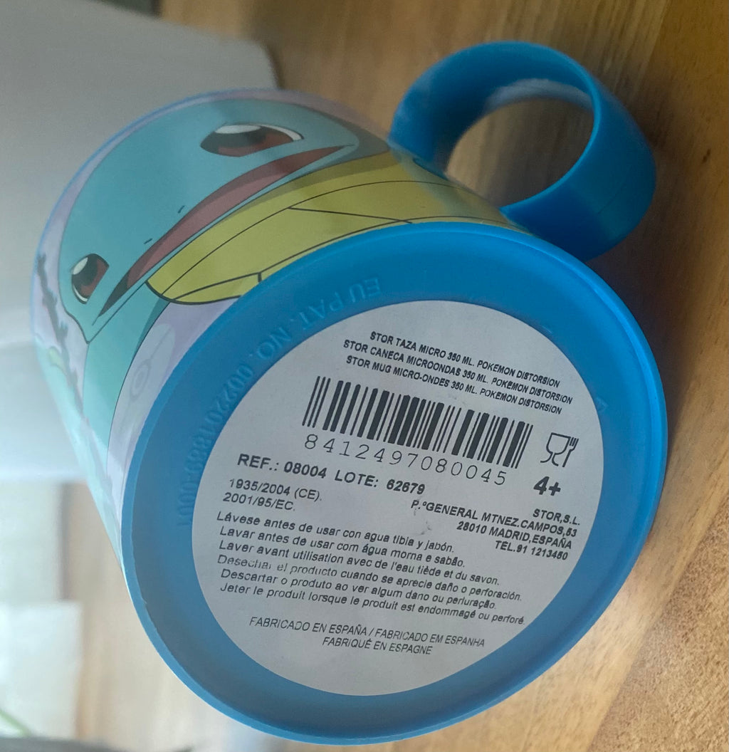 Blauer Pokémon Kinderbecher mit Schiggy Motiv und Henkel auf Holzuntergrund. Detailansicht