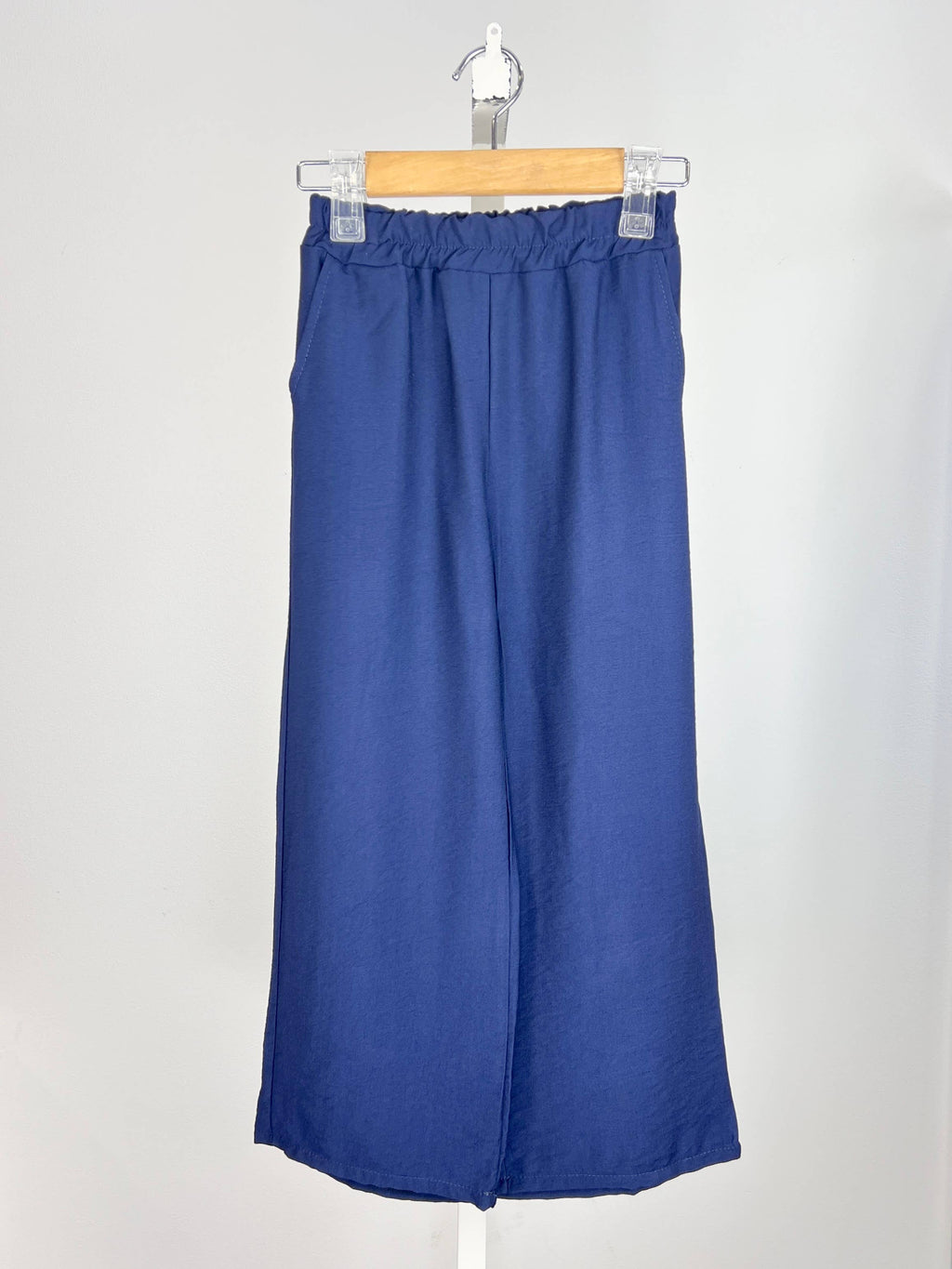 Blaue Mädchen Culotte Hose mit elastischem Bund weites Bein Kinder Stoffhose Produktfoto