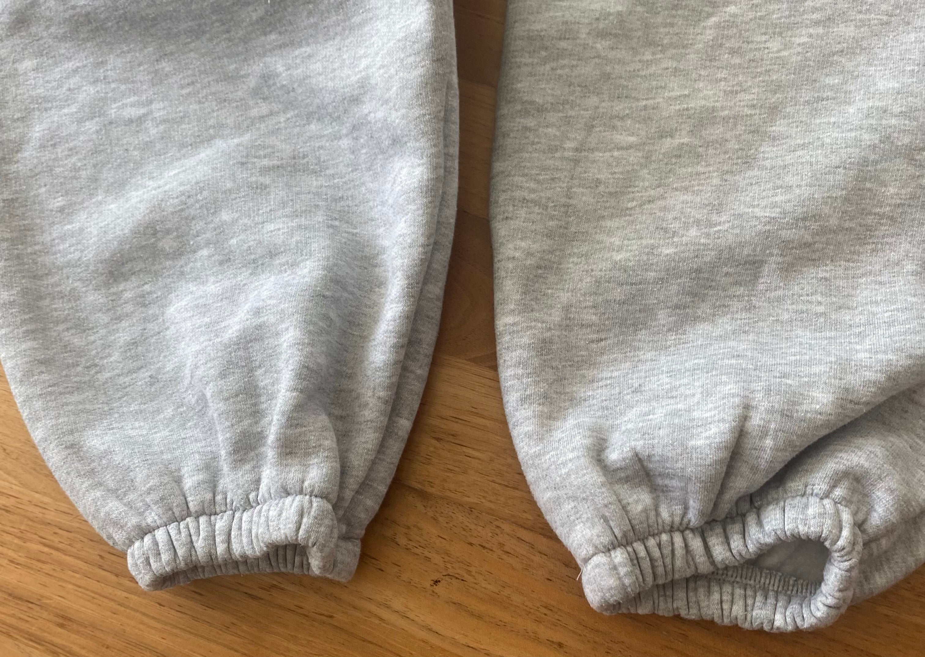 Graue REVIEW Jogginghose in Größe XS mit Logo-Print auf der Vorderseite – Second Hand Hosenbein