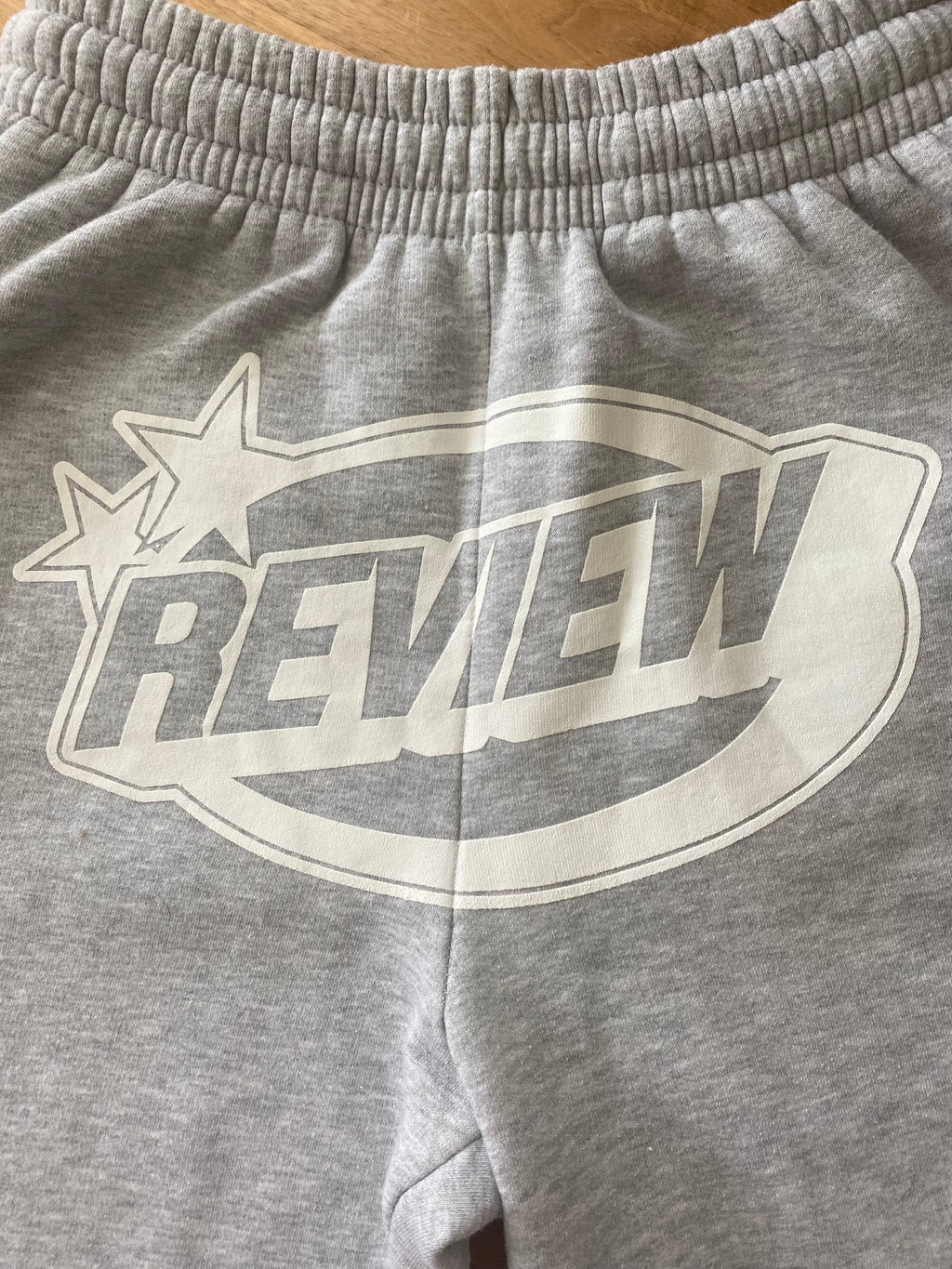 Graue REVIEW Jogginghose in Größe XS mit Logo-Print auf der Vorderseite – Second Hand Logo