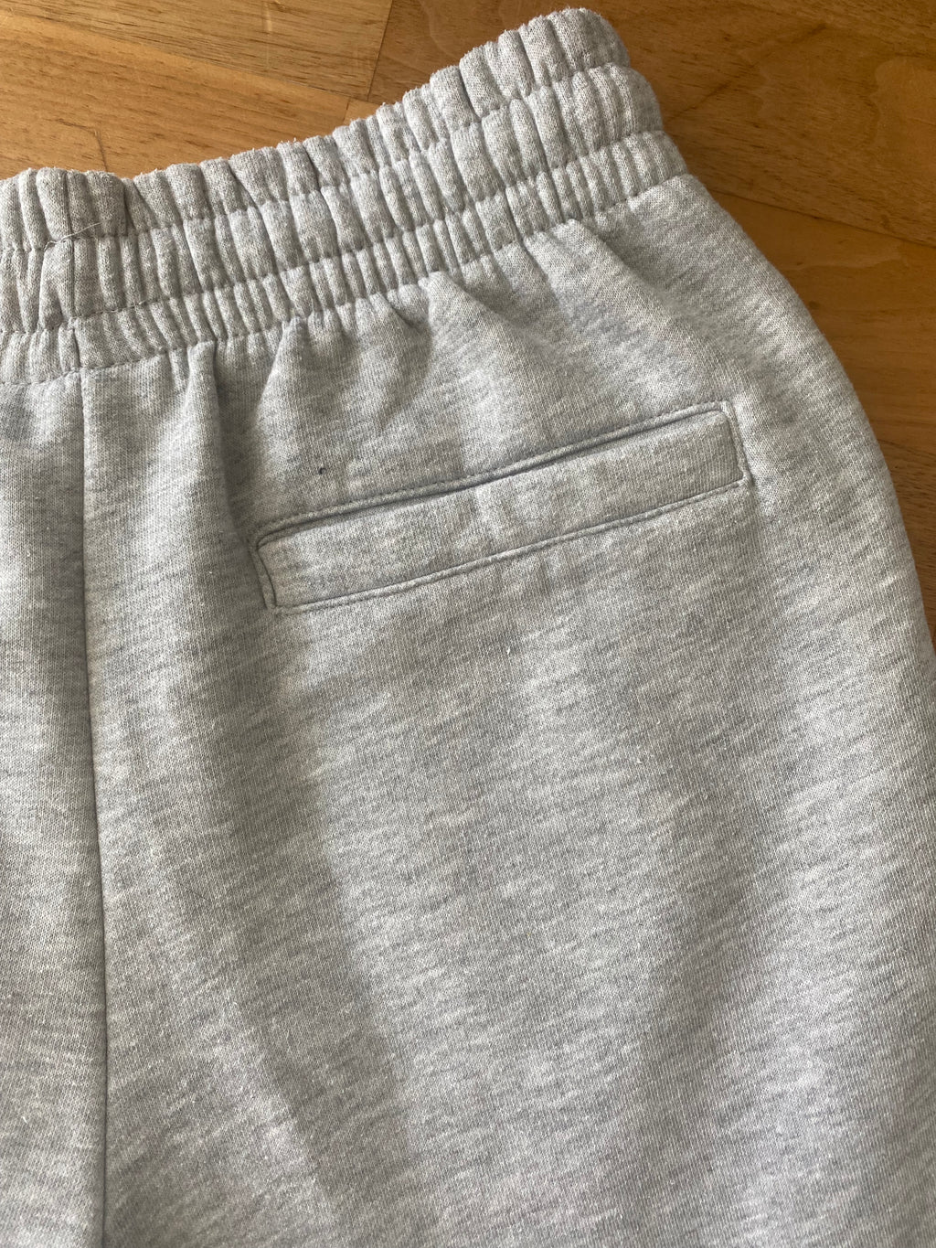 Graue REVIEW Jogginghose in Größe XS mit Logo-Print auf der Vorderseite – Second Hand Tasche