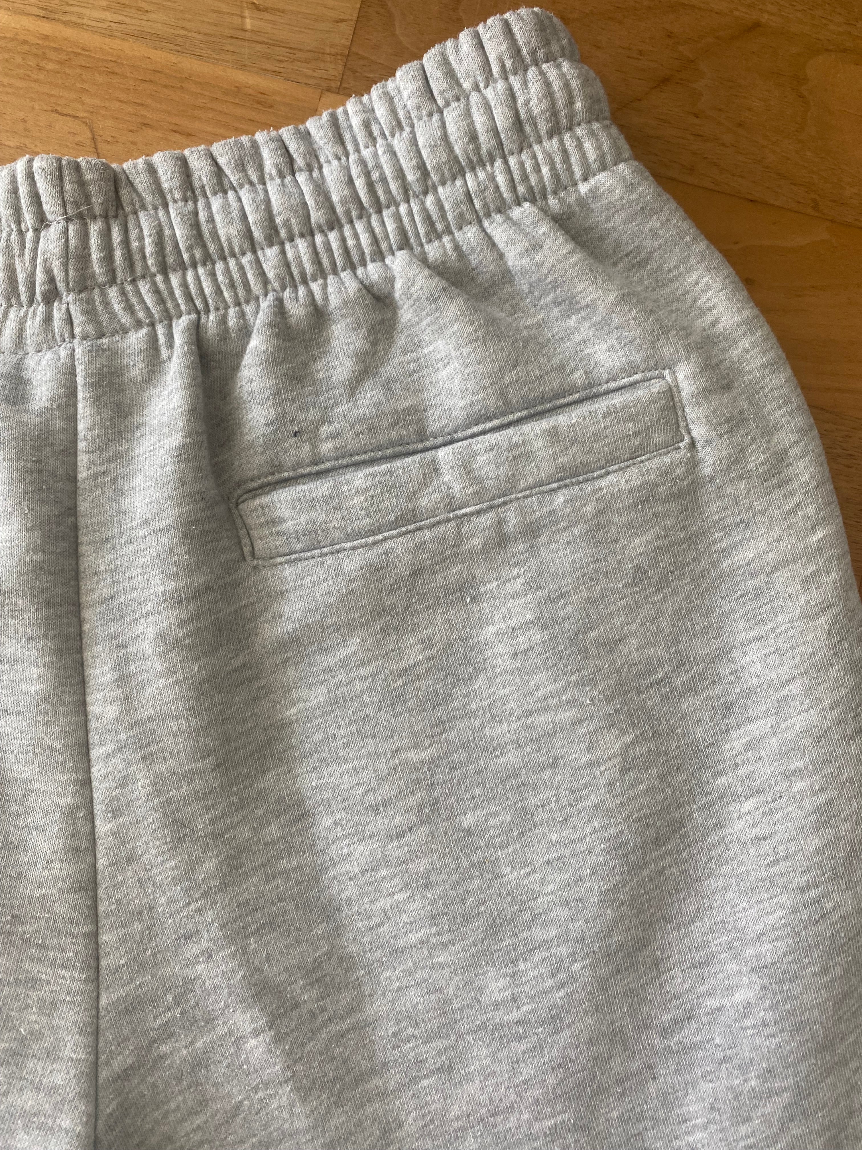 Graue REVIEW Jogginghose in Größe XS mit Logo-Print auf der Vorderseite – Second Hand Tasche