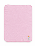 Rosa Babydecke aus weichem Fleece mit dekorativer Blumenstickerei in der Ecke. Kuschelige Kinderdecke mit eingefasstem Rand, ideal für Kinderwagen, Bettchen oder gemütliche Kuschelstunden.