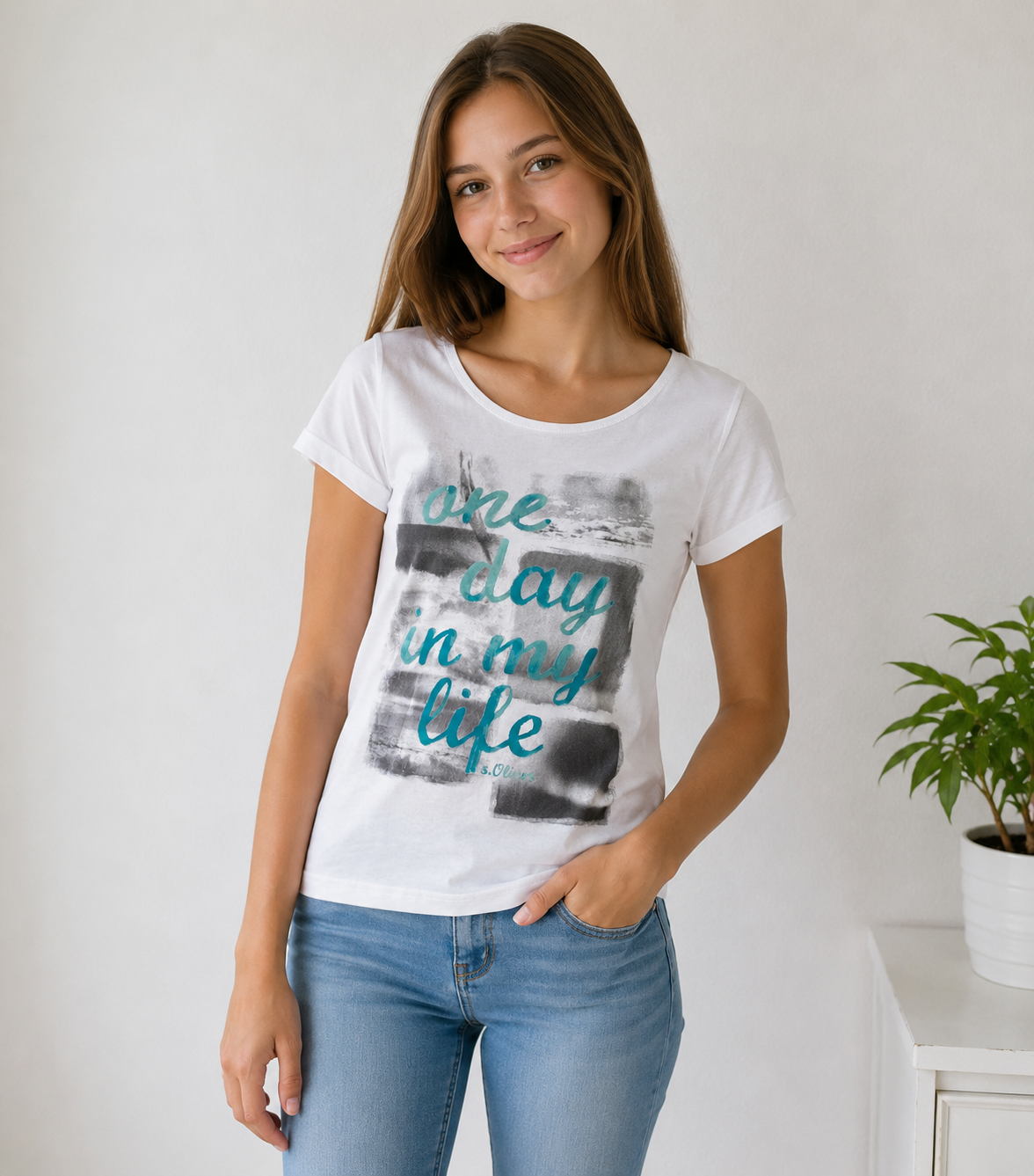Weißes S. Oliver Mädchen-Shirt in Größe 164 mit grauem und türkisem Schriftprint auf der Vorderseite getragen