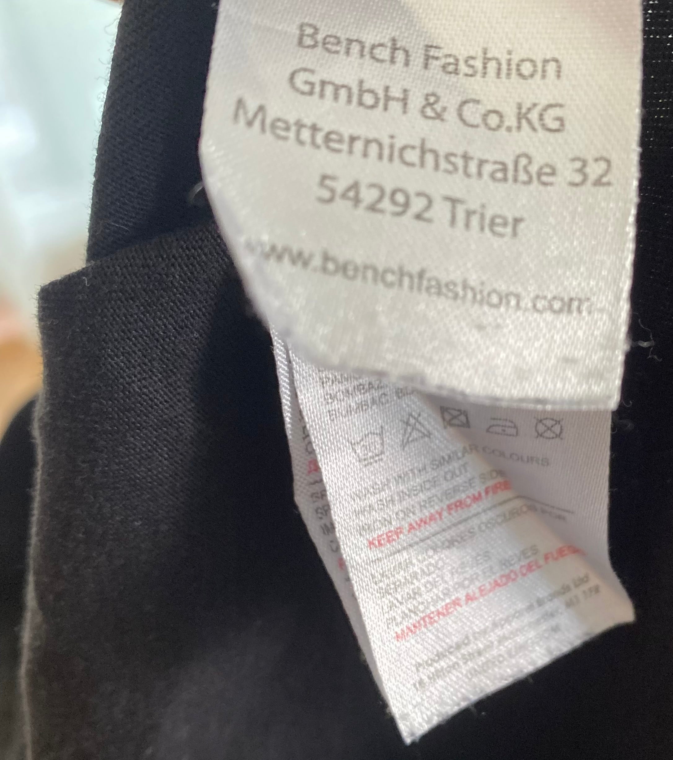 Schwarzes Bench Jungen T-Shirt Größe 9–10 Jahre mit kleinem Logo auf der Brust. Etikett