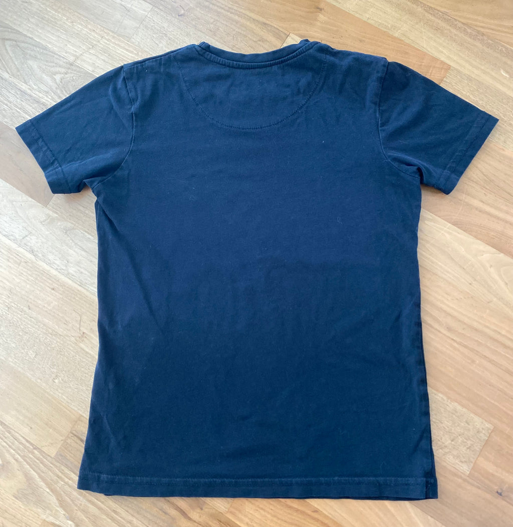 Schwarzes Bench Jungen T-Shirt Größe 9–10 Jahre mit kleinem Logo auf der Brust. Rückseite