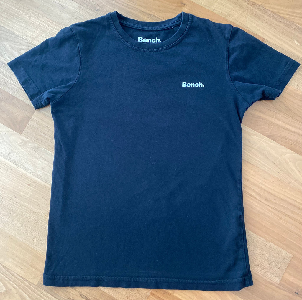 Schwarzes Bench Jungen T-Shirt Größe 9–10 Jahre mit kleinem Logo auf der Brust. Vorderseite