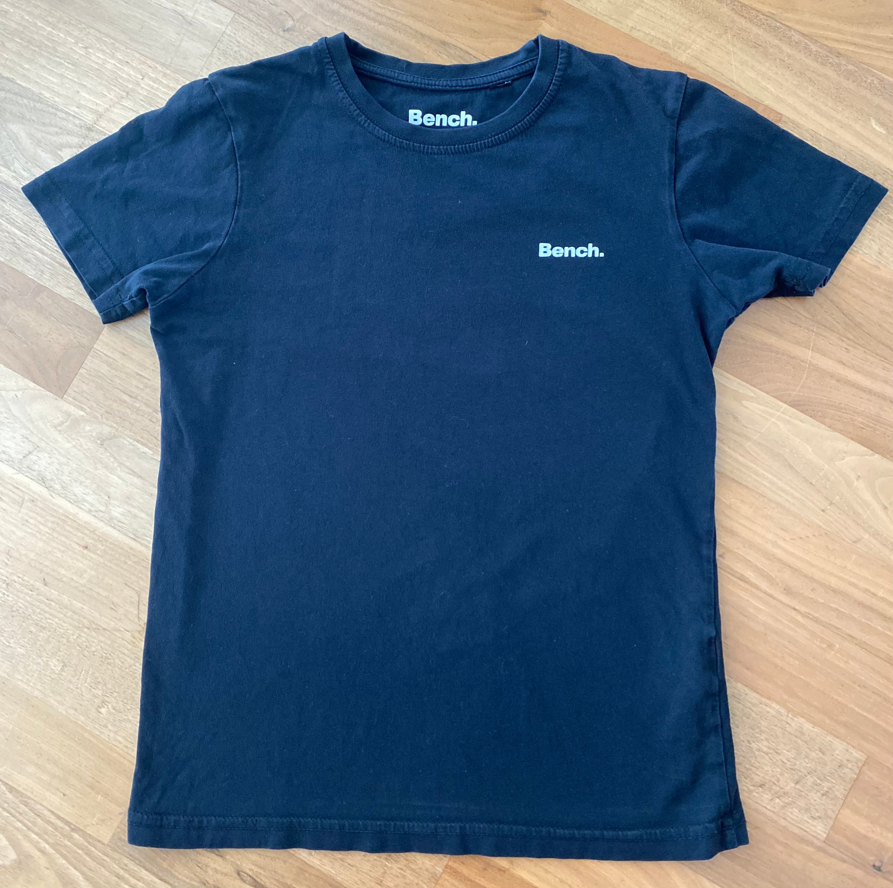 Schwarzes Bench Jungen T-Shirt Größe 9–10 Jahre mit kleinem Logo auf der Brust. Vorderseite