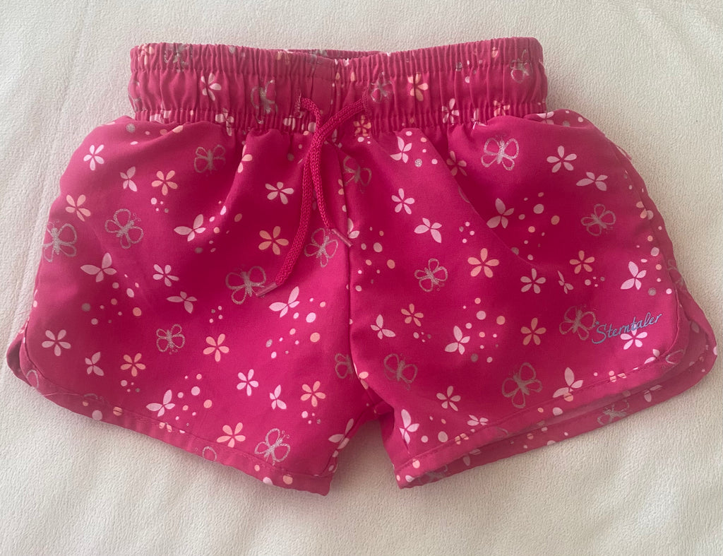 Sterntaler Mädchen Badeshorts pink mit Blumenmuster und Schmetterlingen Kinder Badehose Vorderseite