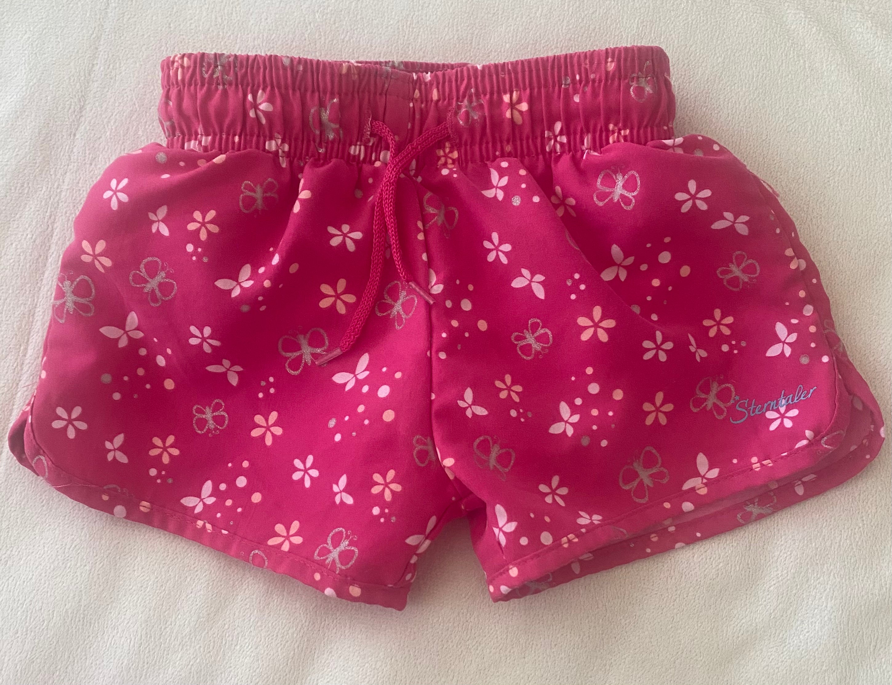 Sterntaler Mädchen Badeshorts pink mit Blumenmuster und Schmetterlingen Kinder Badehose Vorderseite